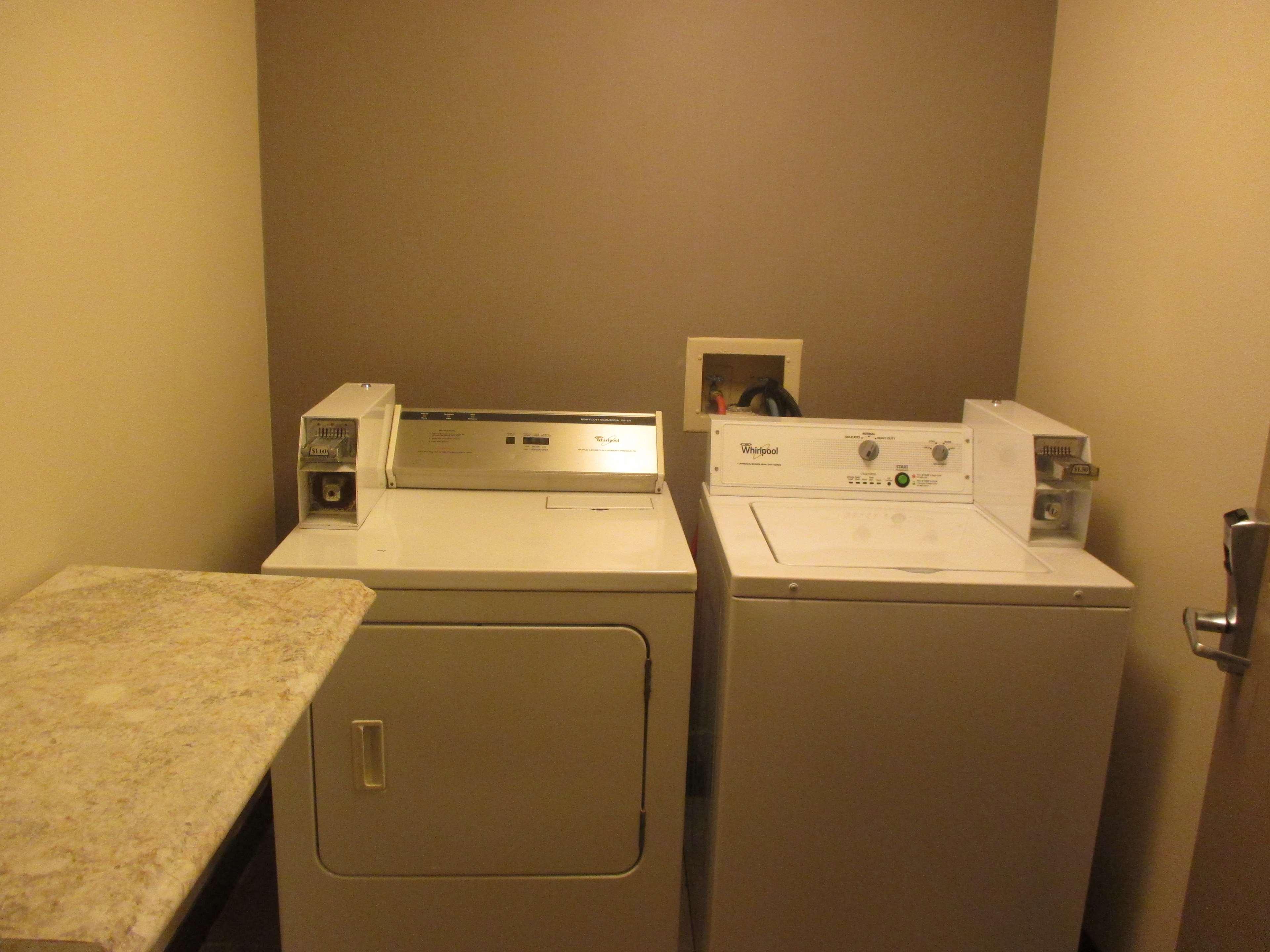 Best Western Harvest Inn & Suites Grand Forks Eksteriør billede